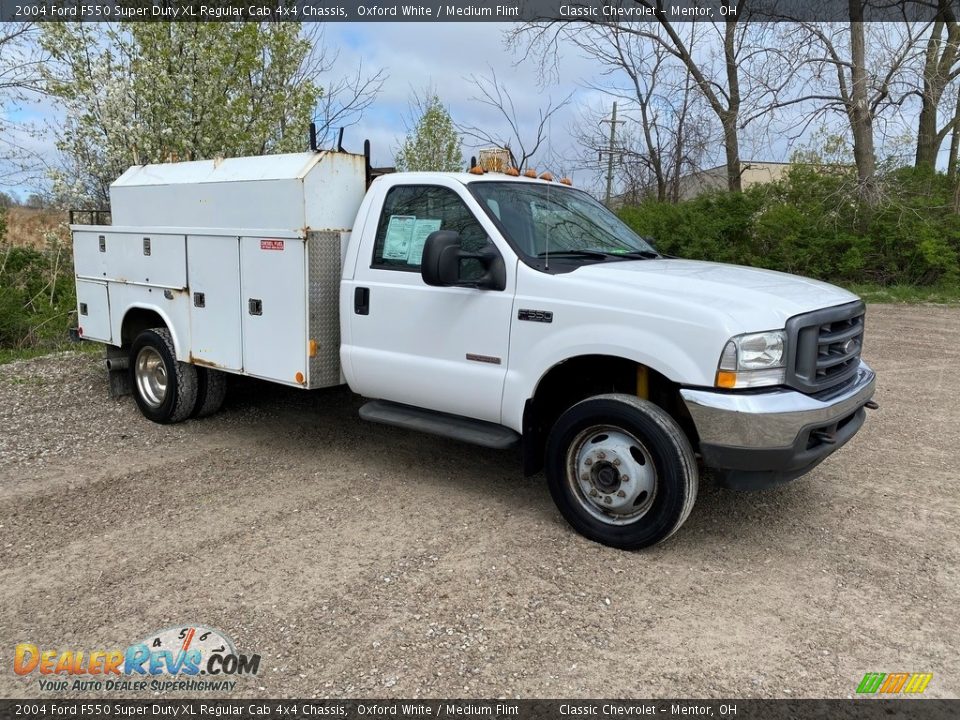 2004 Ford F550 Super Duty XL Regular Cab 4x4 Chassis Oxford White / Medium Flint Photo #3