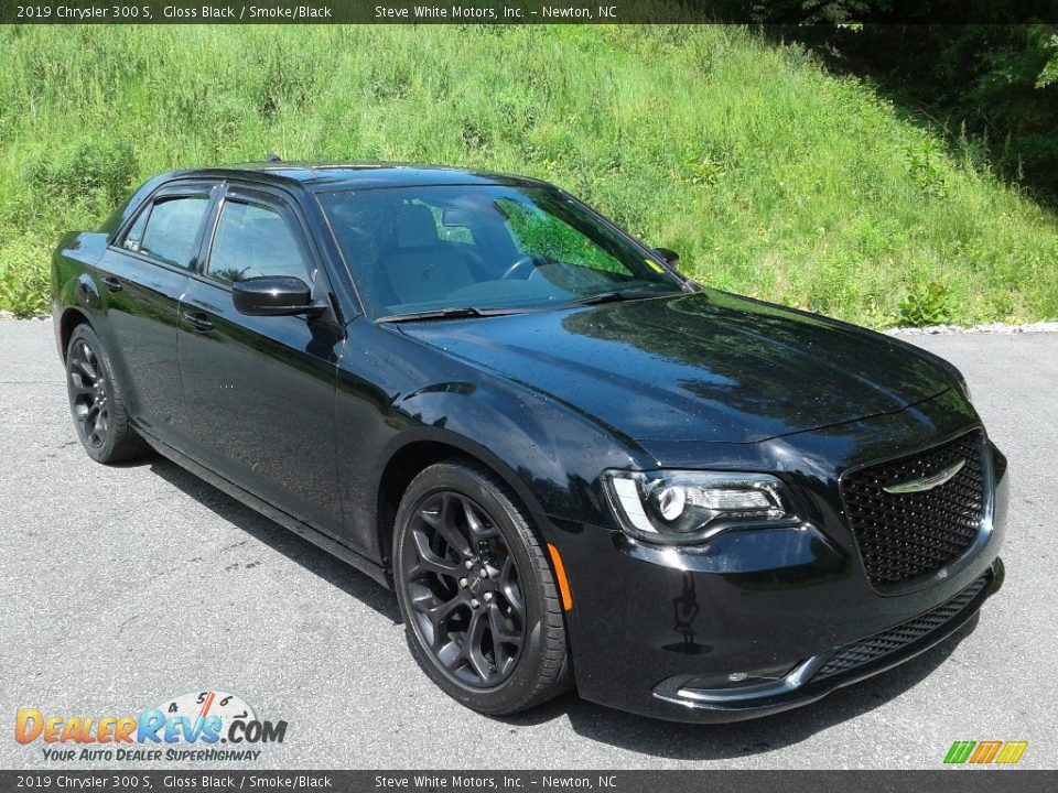 2019 Chrysler 300 S Gloss Black / Smoke/Black Photo #4