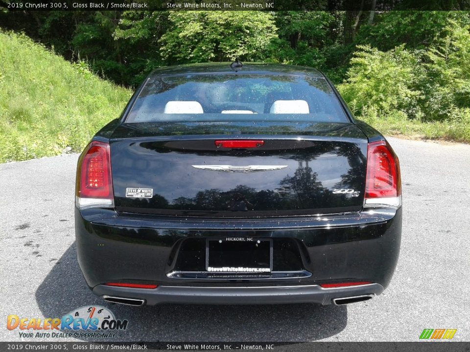 2019 Chrysler 300 S Gloss Black / Smoke/Black Photo #7