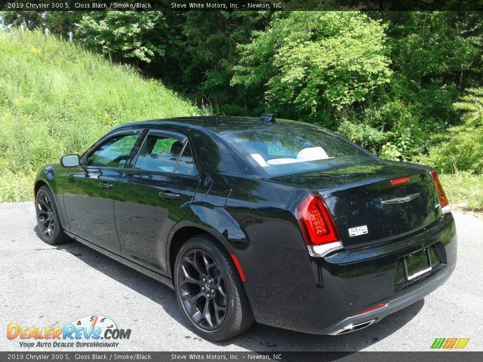 2019 Chrysler 300 S Gloss Black / Smoke/Black Photo #8