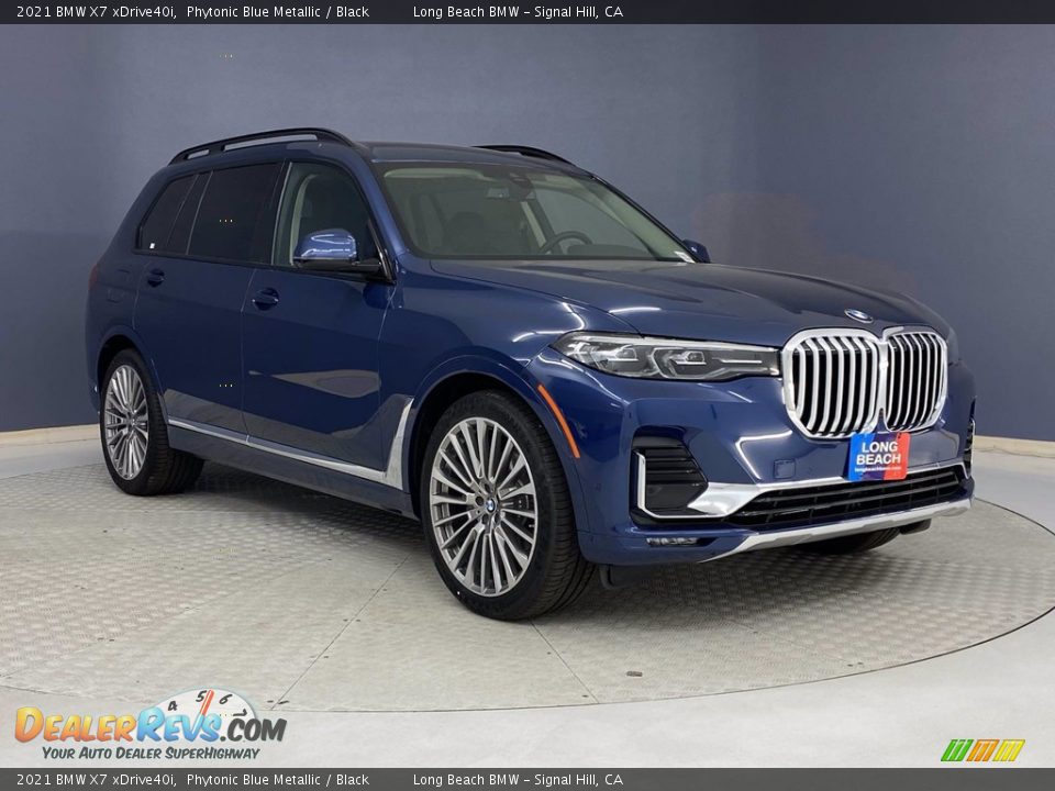 Front 3/4 View of 2021 BMW X7 xDrive40i Photo #27