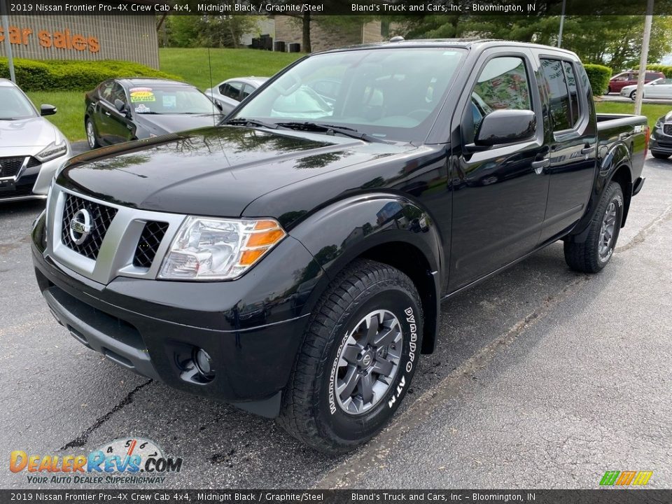 Front 3/4 View of 2019 Nissan Frontier Pro-4X Crew Cab 4x4 Photo #2