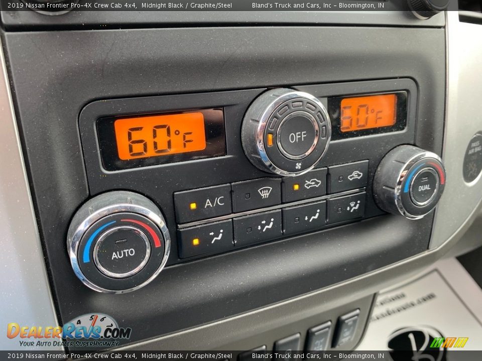 Controls of 2019 Nissan Frontier Pro-4X Crew Cab 4x4 Photo #28