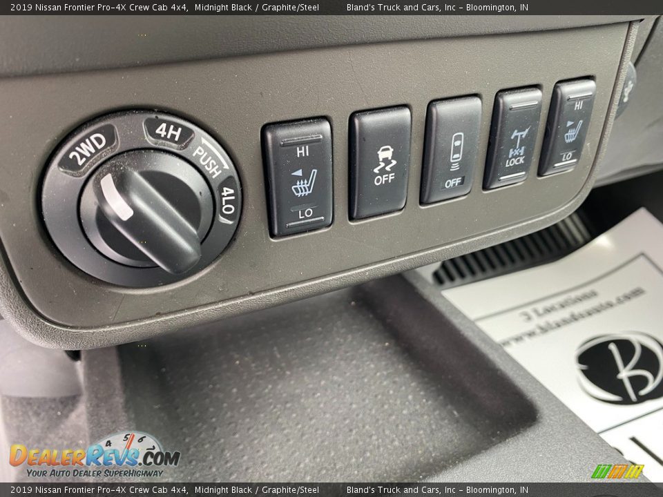 Controls of 2019 Nissan Frontier Pro-4X Crew Cab 4x4 Photo #29