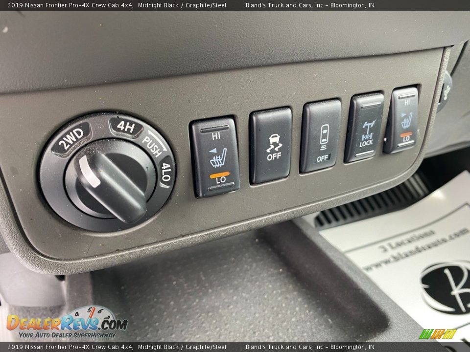 Controls of 2019 Nissan Frontier Pro-4X Crew Cab 4x4 Photo #30