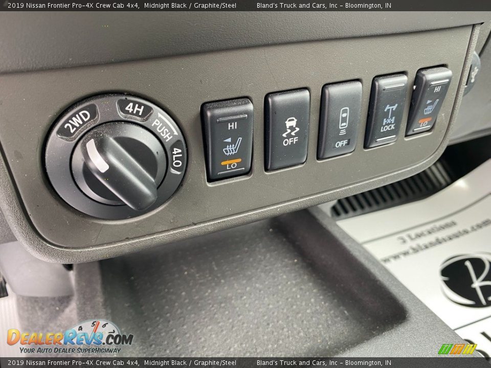Controls of 2019 Nissan Frontier Pro-4X Crew Cab 4x4 Photo #31