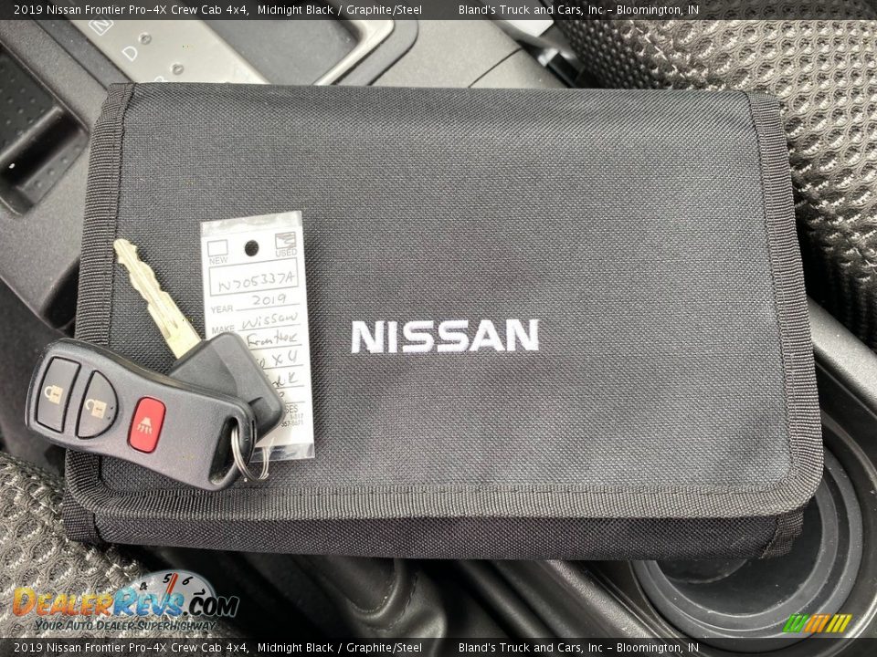Keys of 2019 Nissan Frontier Pro-4X Crew Cab 4x4 Photo #35