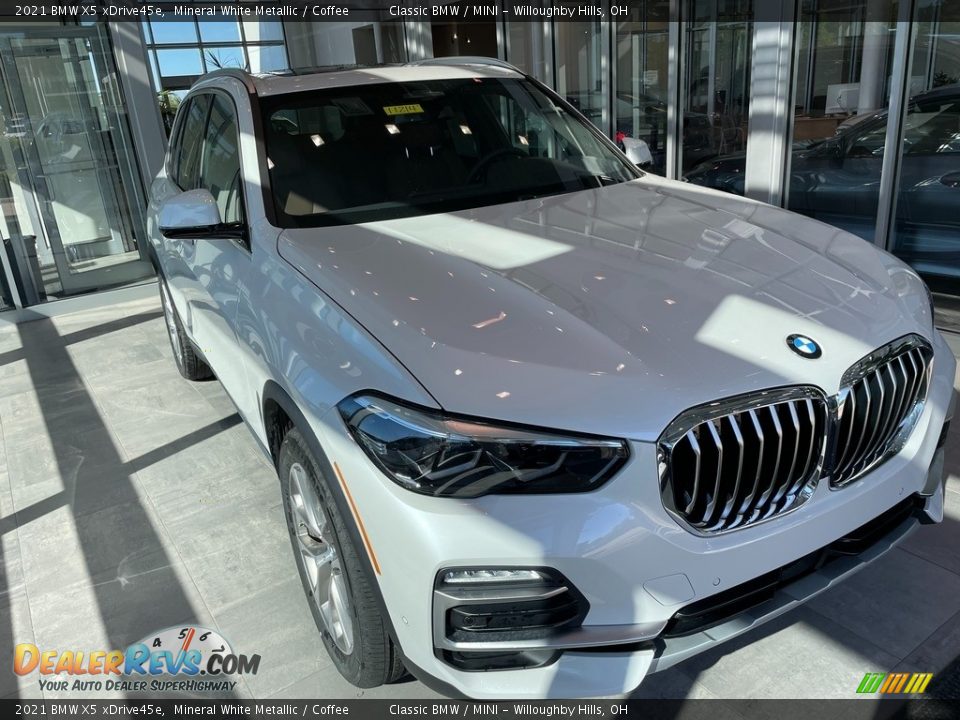 2021 BMW X5 xDrive45e Mineral White Metallic / Coffee Photo #1