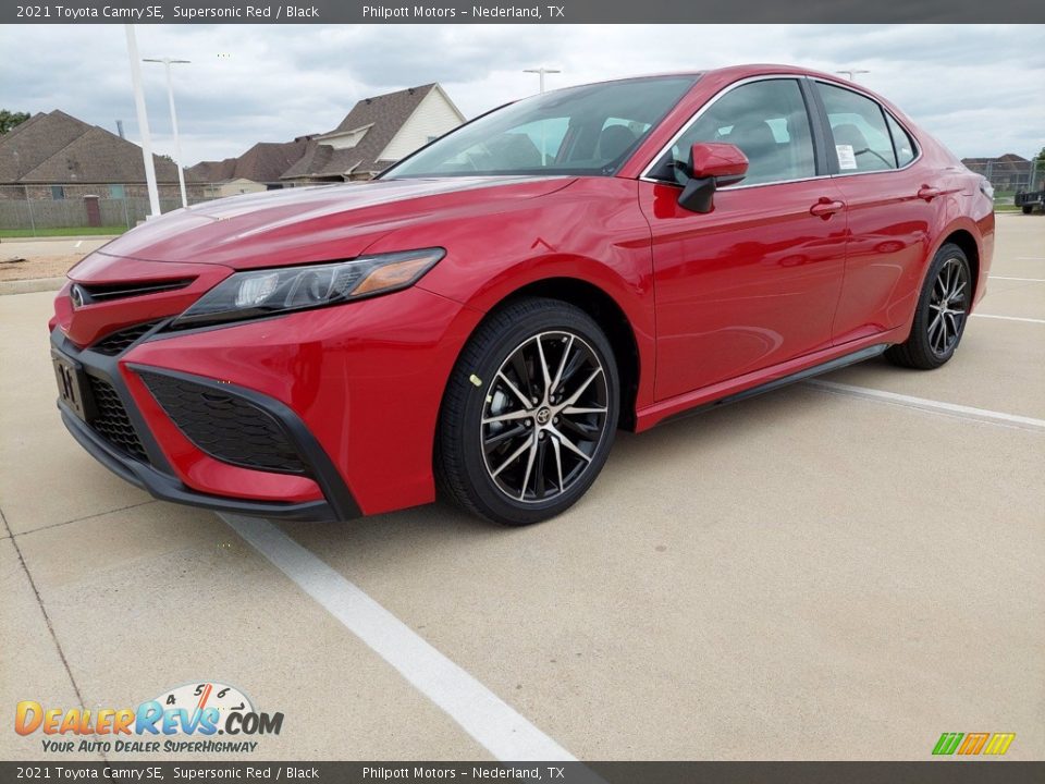 Front 3/4 View of 2021 Toyota Camry SE Photo #2