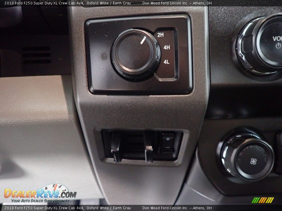 2019 Ford F250 Super Duty XL Crew Cab 4x4 Oxford White / Earth Gray Photo #32
