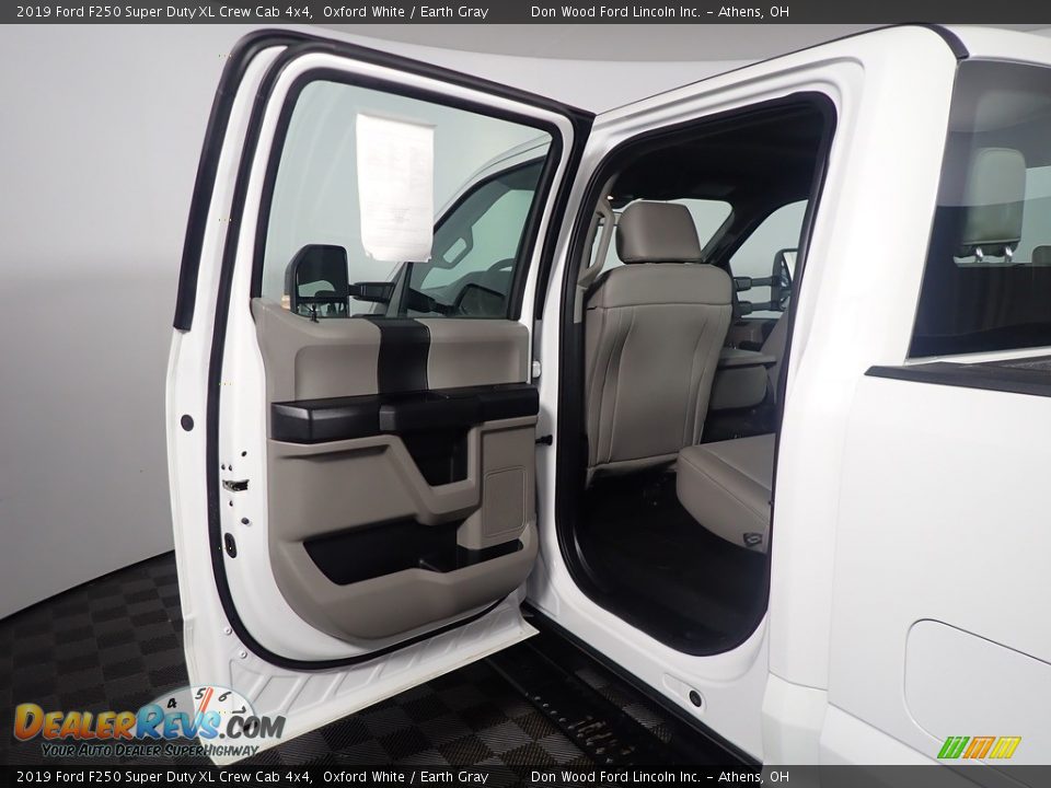 2019 Ford F250 Super Duty XL Crew Cab 4x4 Oxford White / Earth Gray Photo #36