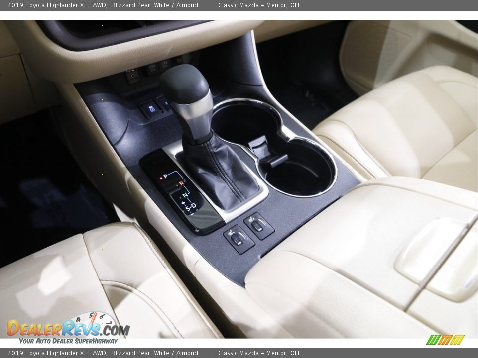 2019 Toyota Highlander XLE AWD Blizzard Pearl White / Almond Photo #12