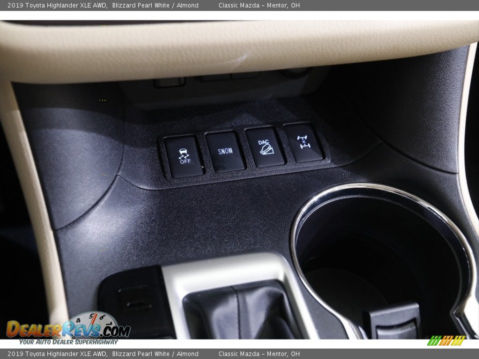 2019 Toyota Highlander XLE AWD Blizzard Pearl White / Almond Photo #13