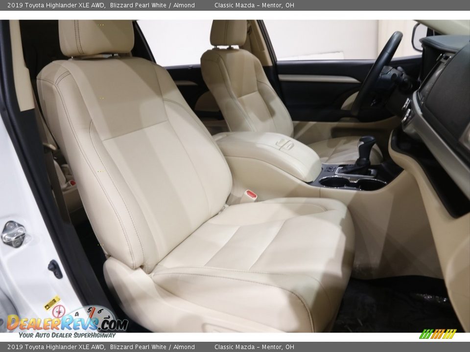 2019 Toyota Highlander XLE AWD Blizzard Pearl White / Almond Photo #14