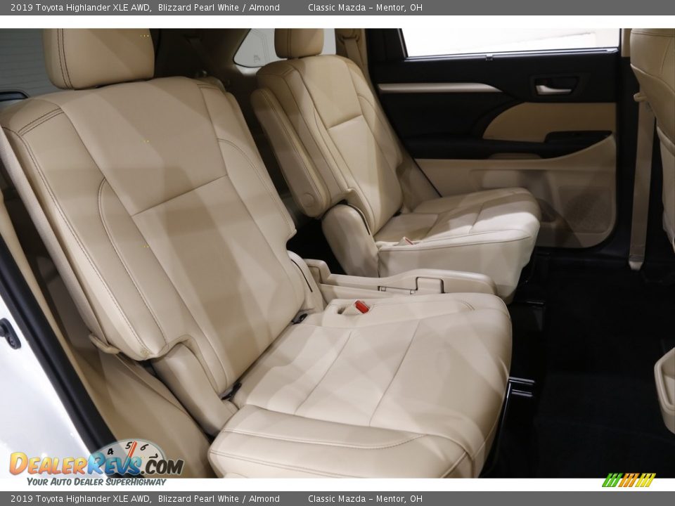 2019 Toyota Highlander XLE AWD Blizzard Pearl White / Almond Photo #15