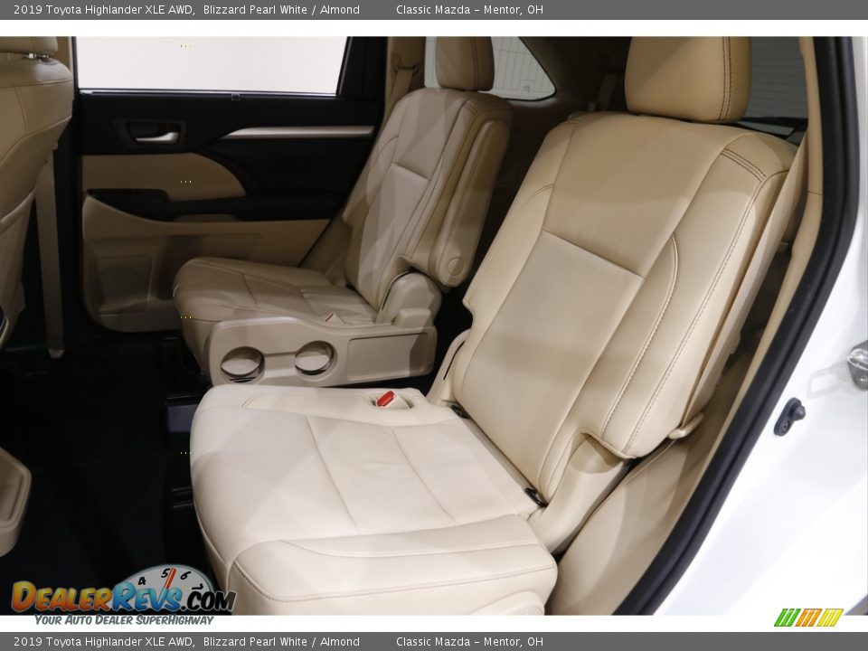 2019 Toyota Highlander XLE AWD Blizzard Pearl White / Almond Photo #16