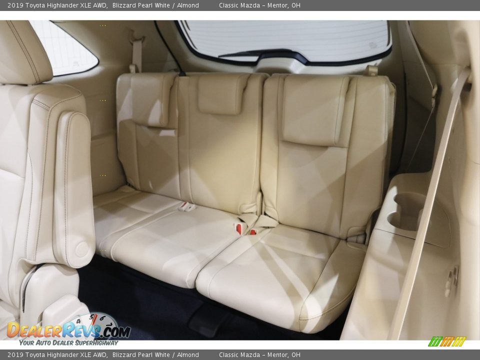 2019 Toyota Highlander XLE AWD Blizzard Pearl White / Almond Photo #17