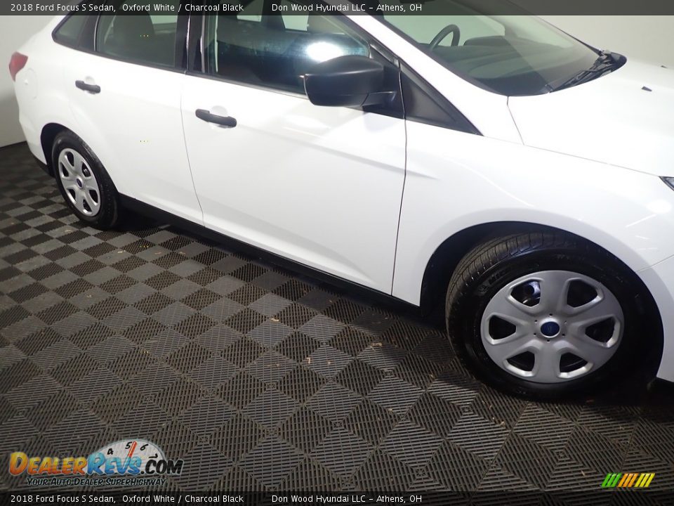 2018 Ford Focus S Sedan Oxford White / Charcoal Black Photo #4