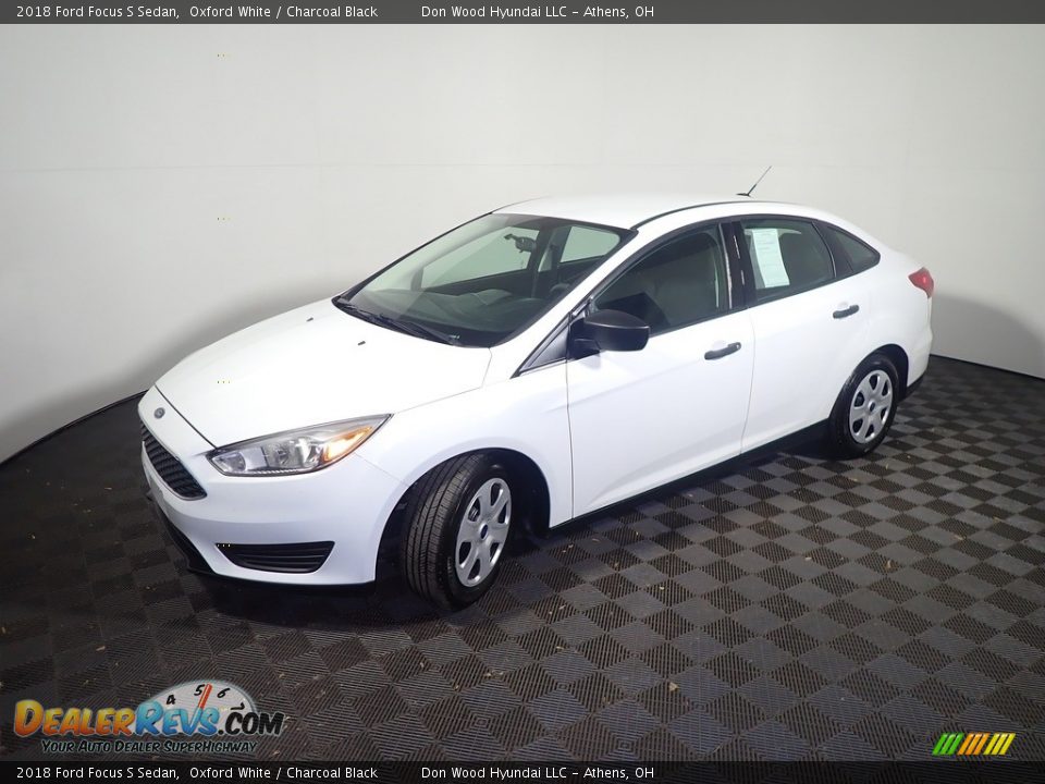 2018 Ford Focus S Sedan Oxford White / Charcoal Black Photo #9