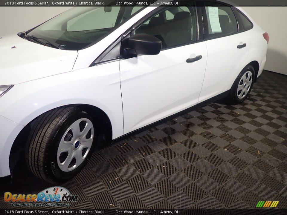 2018 Ford Focus S Sedan Oxford White / Charcoal Black Photo #10