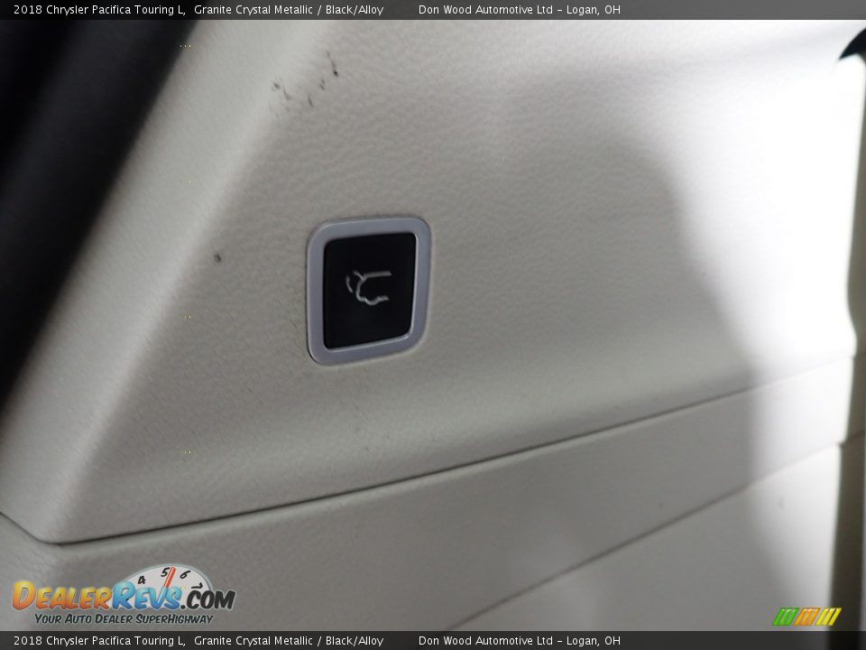 2018 Chrysler Pacifica Touring L Granite Crystal Metallic / Black/Alloy Photo #17