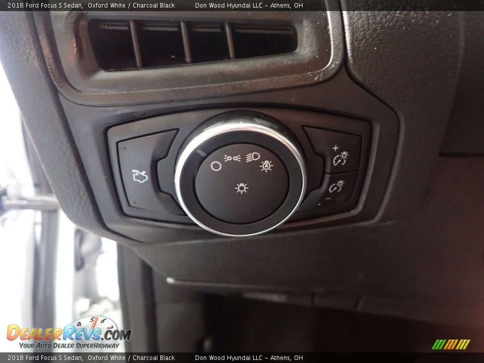 2018 Ford Focus S Sedan Oxford White / Charcoal Black Photo #31