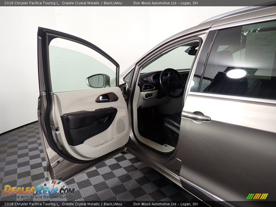 2018 Chrysler Pacifica Touring L Granite Crystal Metallic / Black/Alloy Photo #21