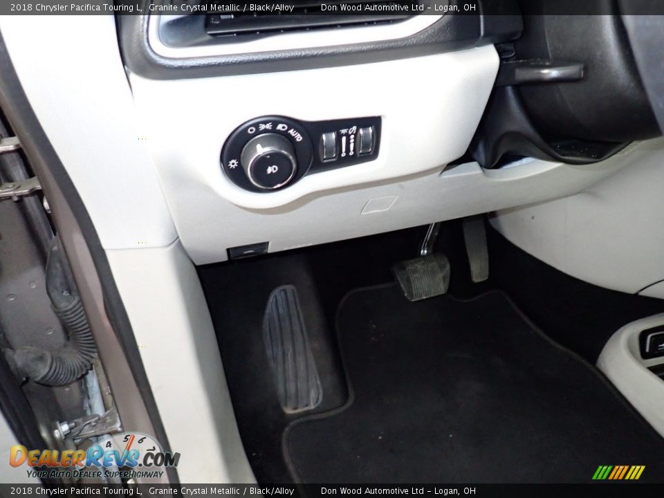 2018 Chrysler Pacifica Touring L Granite Crystal Metallic / Black/Alloy Photo #23