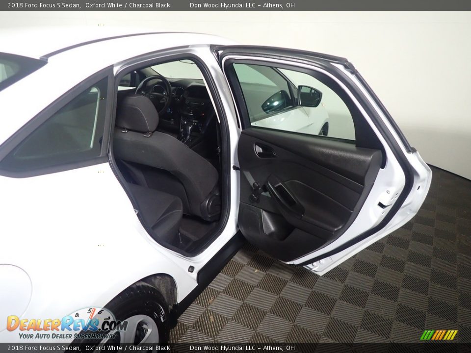 2018 Ford Focus S Sedan Oxford White / Charcoal Black Photo #35