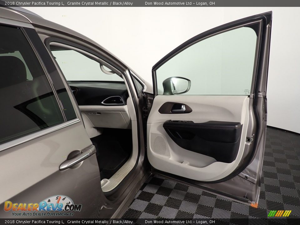 2018 Chrysler Pacifica Touring L Granite Crystal Metallic / Black/Alloy Photo #31