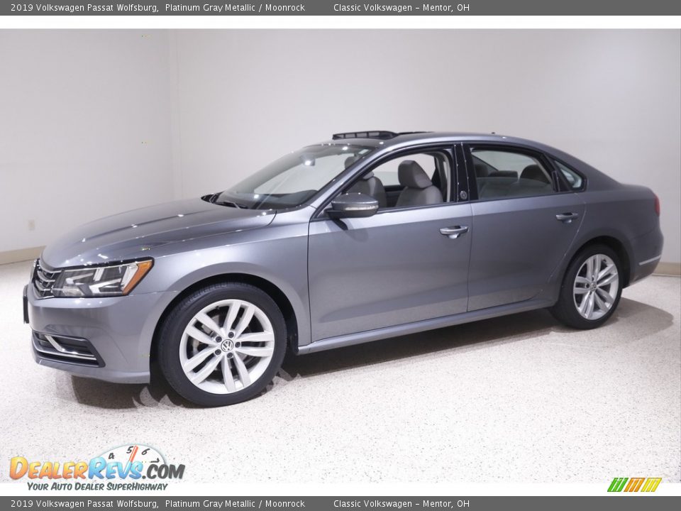 Front 3/4 View of 2019 Volkswagen Passat Wolfsburg Photo #3