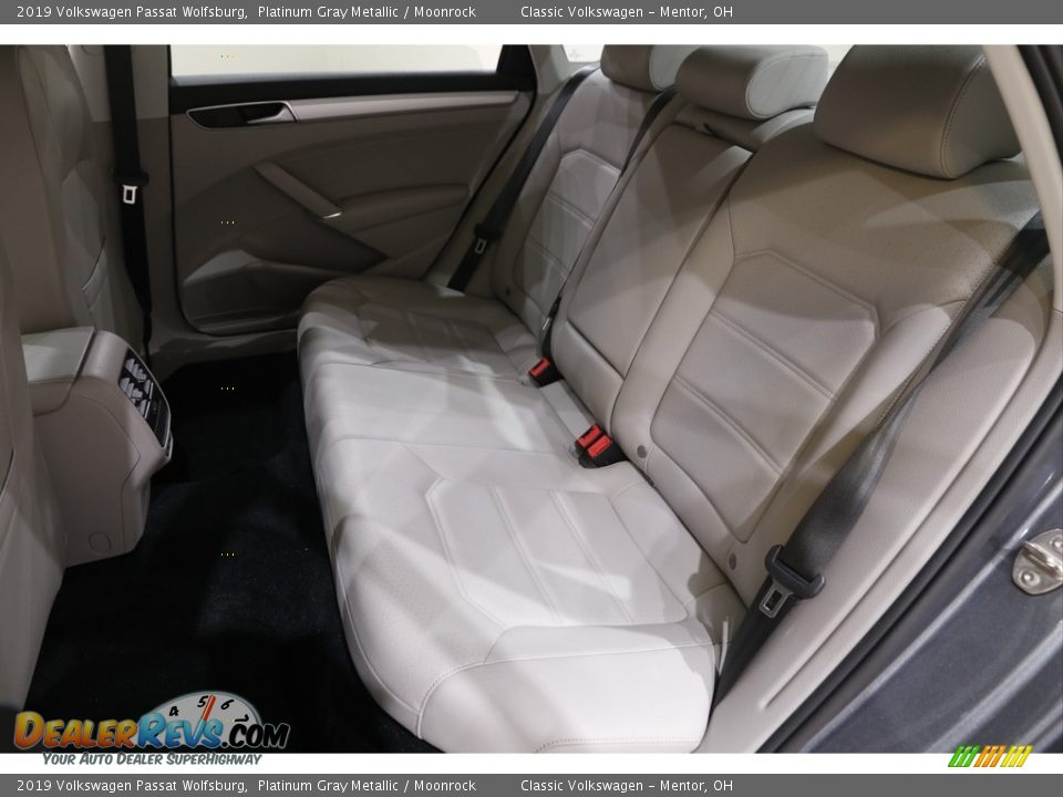 2019 Volkswagen Passat Wolfsburg Platinum Gray Metallic / Moonrock Photo #16