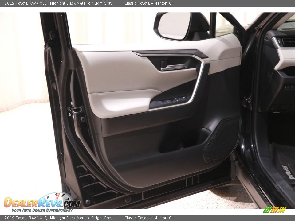 2019 Toyota RAV4 XLE Midnight Black Metallic / Light Gray Photo #4