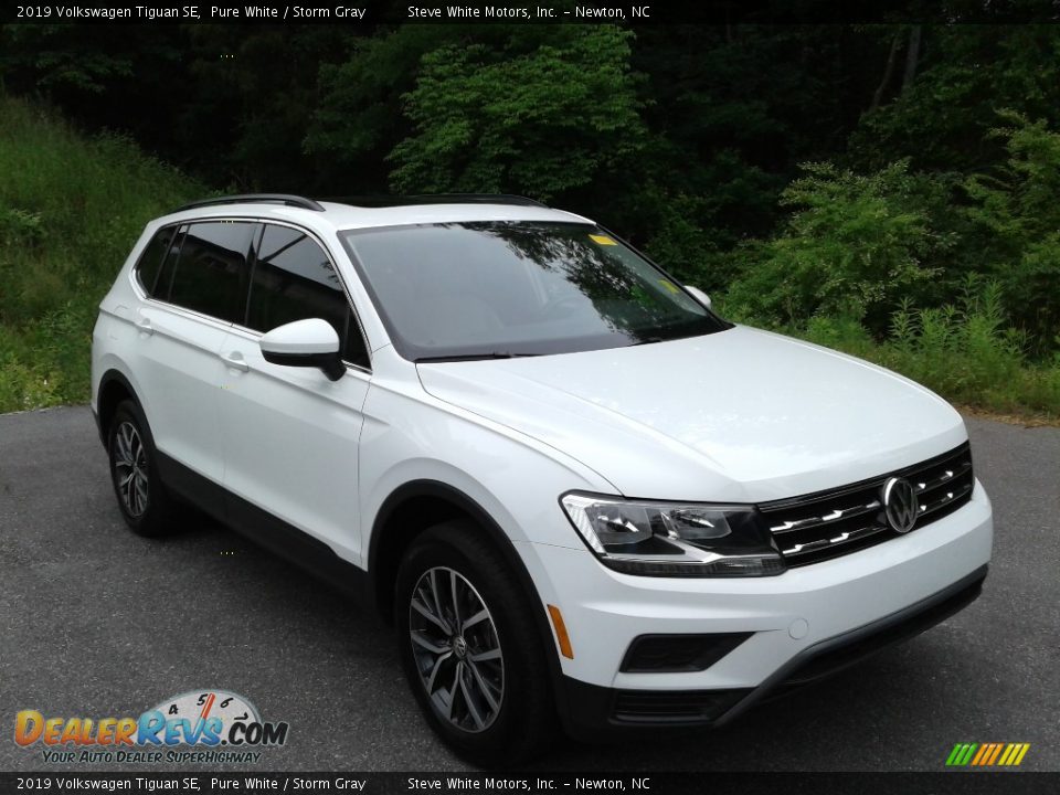 Front 3/4 View of 2019 Volkswagen Tiguan SE Photo #5