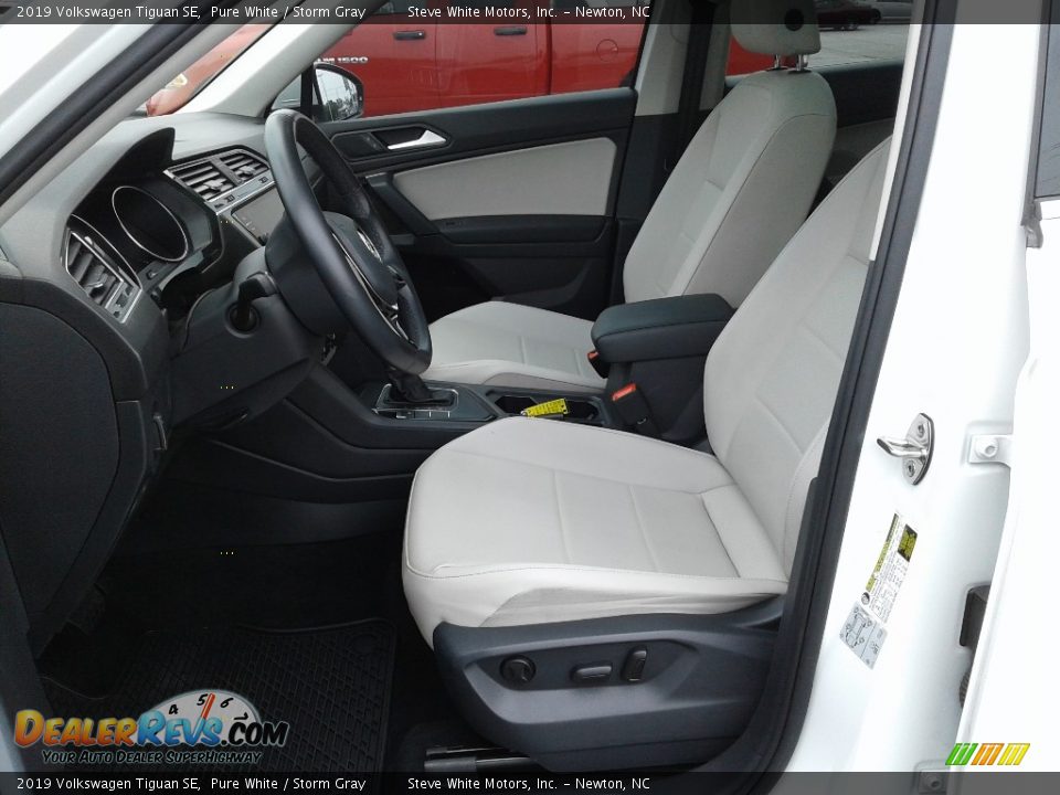 Front Seat of 2019 Volkswagen Tiguan SE Photo #11