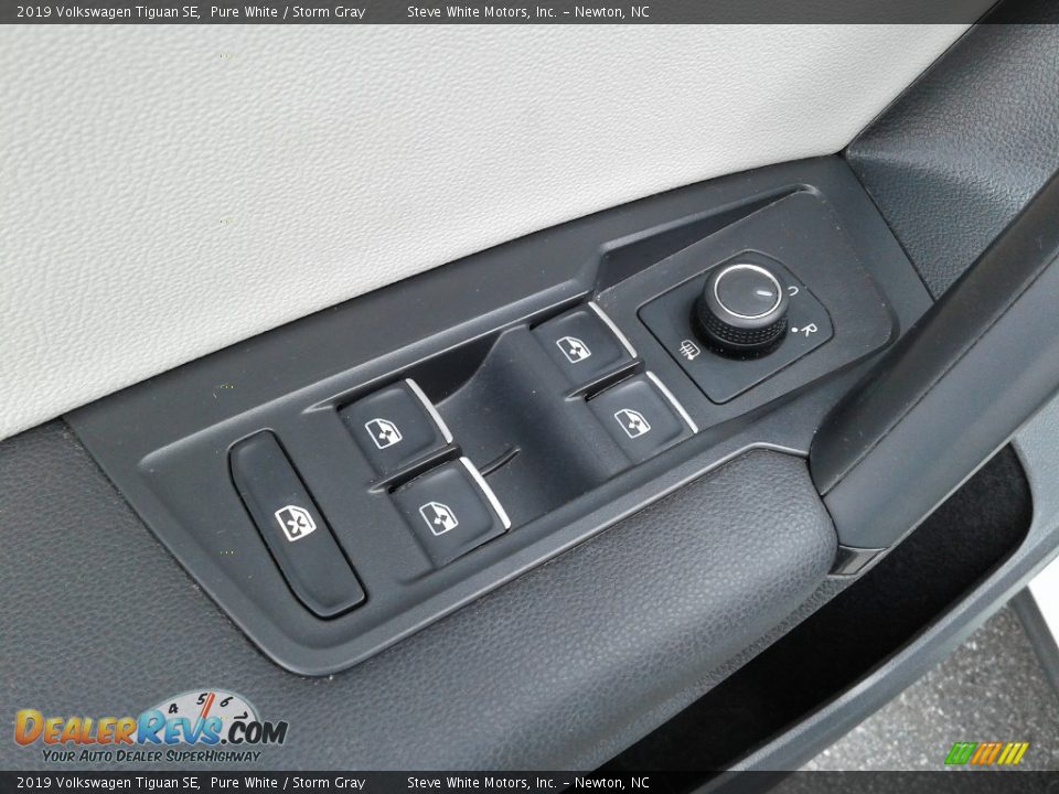 Door Panel of 2019 Volkswagen Tiguan SE Photo #12