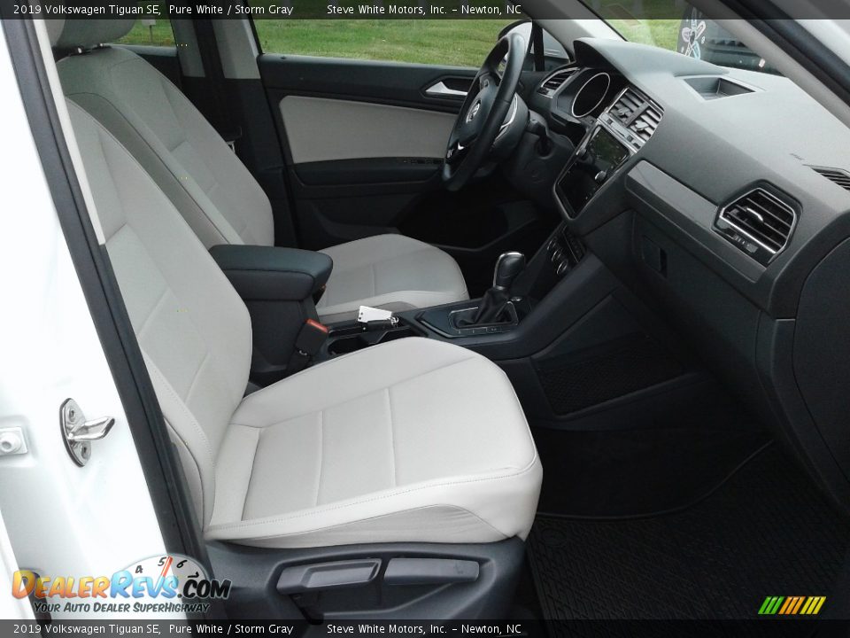 Front Seat of 2019 Volkswagen Tiguan SE Photo #18