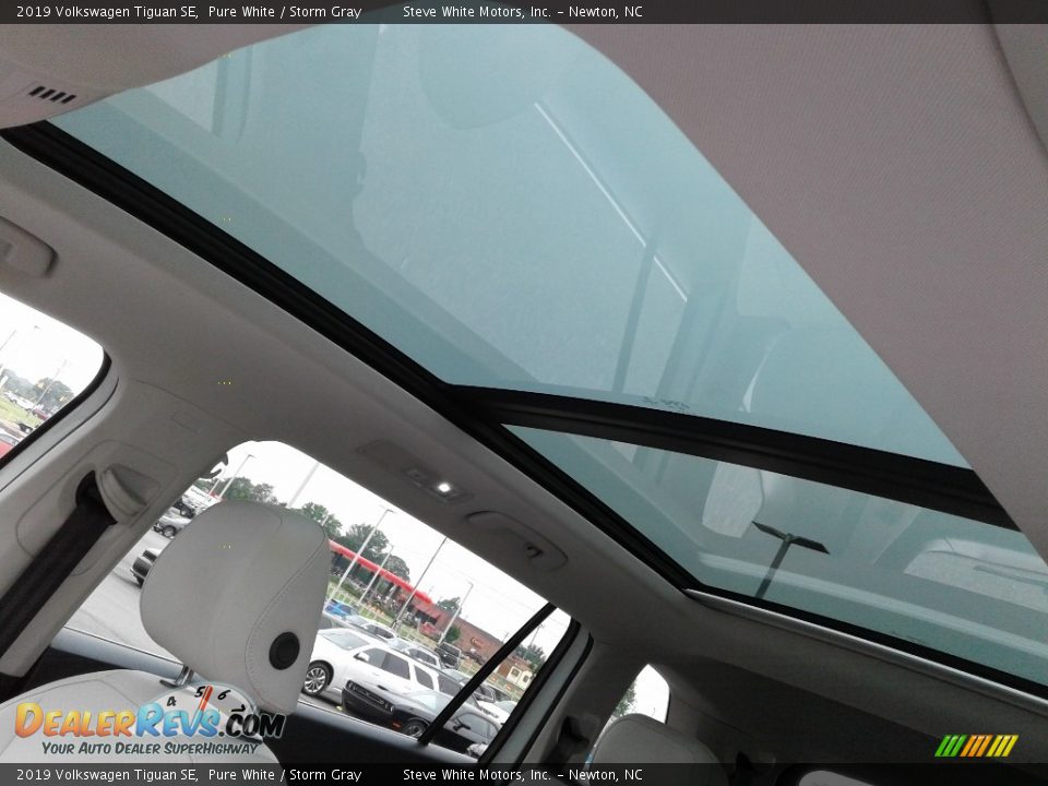 Sunroof of 2019 Volkswagen Tiguan SE Photo #28