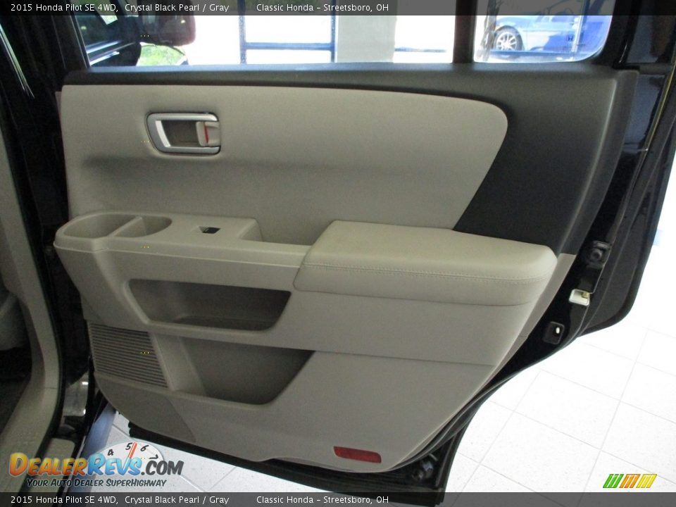 Door Panel of 2015 Honda Pilot SE 4WD Photo #18