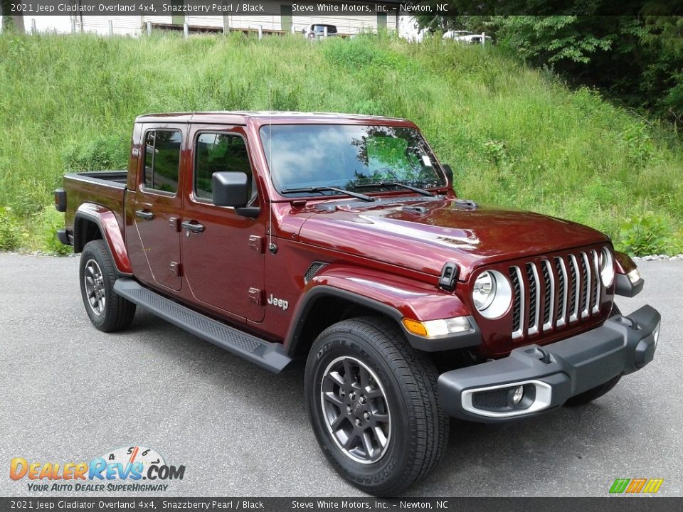 Front 3/4 View of 2021 Jeep Gladiator Overland 4x4 Photo #4