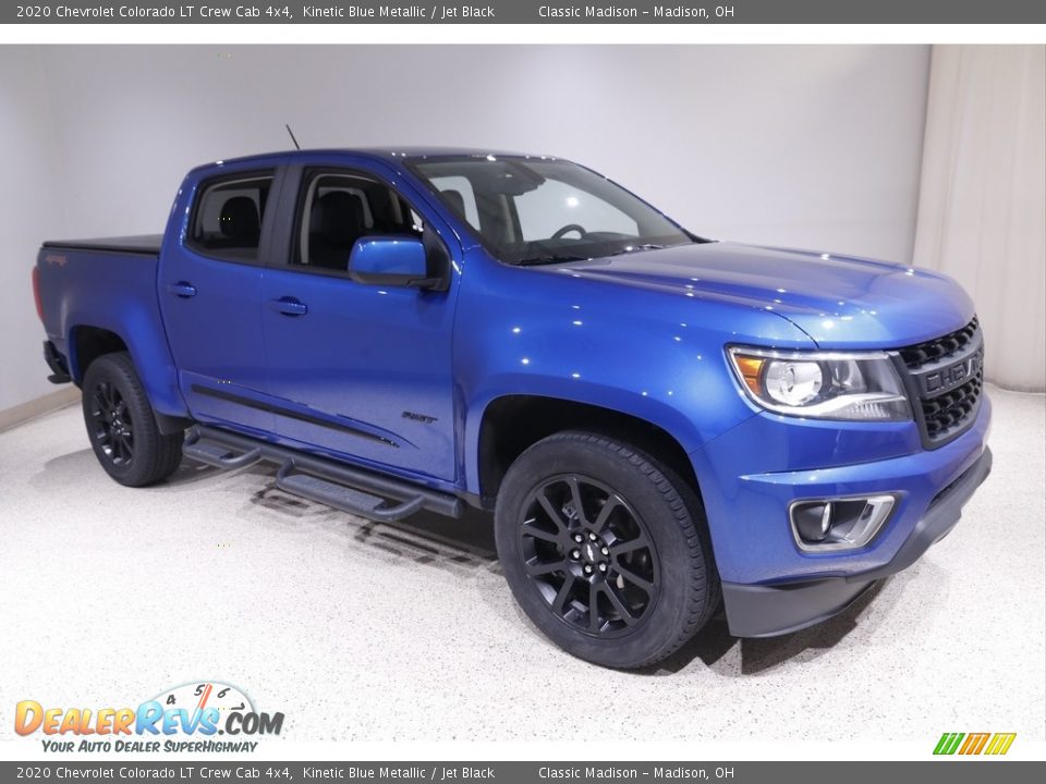 Front 3/4 View of 2020 Chevrolet Colorado LT Crew Cab 4x4 Photo #1