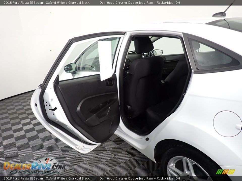 2018 Ford Fiesta SE Sedan Oxford White / Charcoal Black Photo #33