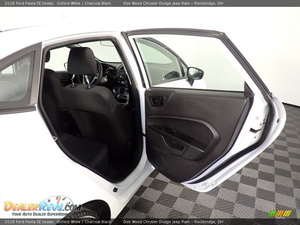 2018 Ford Fiesta SE Sedan Oxford White / Charcoal Black Photo #36