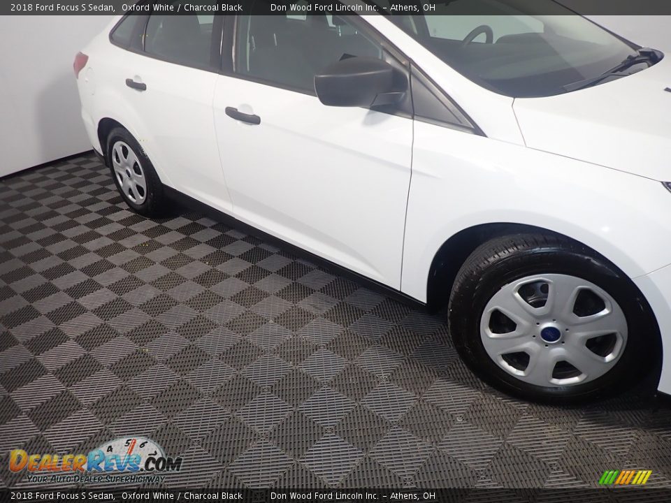 2018 Ford Focus S Sedan Oxford White / Charcoal Black Photo #4