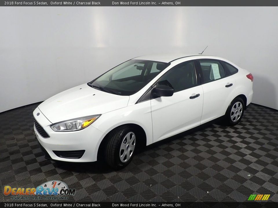 2018 Ford Focus S Sedan Oxford White / Charcoal Black Photo #9