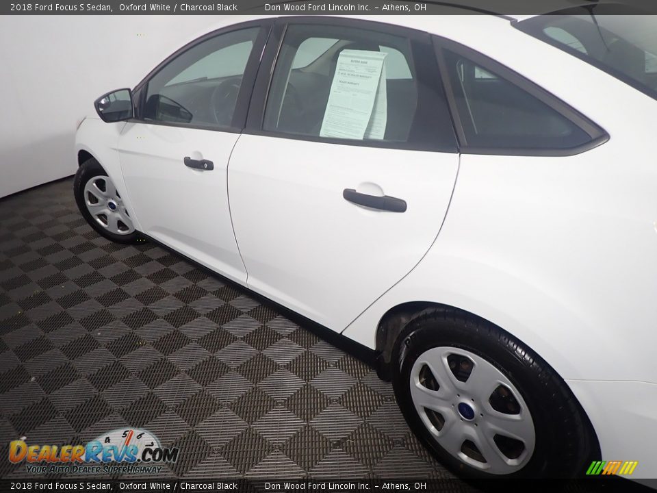 2018 Ford Focus S Sedan Oxford White / Charcoal Black Photo #18