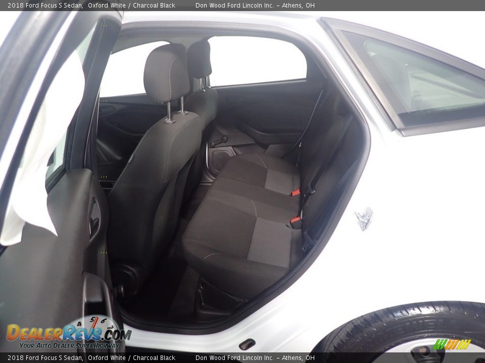 2018 Ford Focus S Sedan Oxford White / Charcoal Black Photo #34