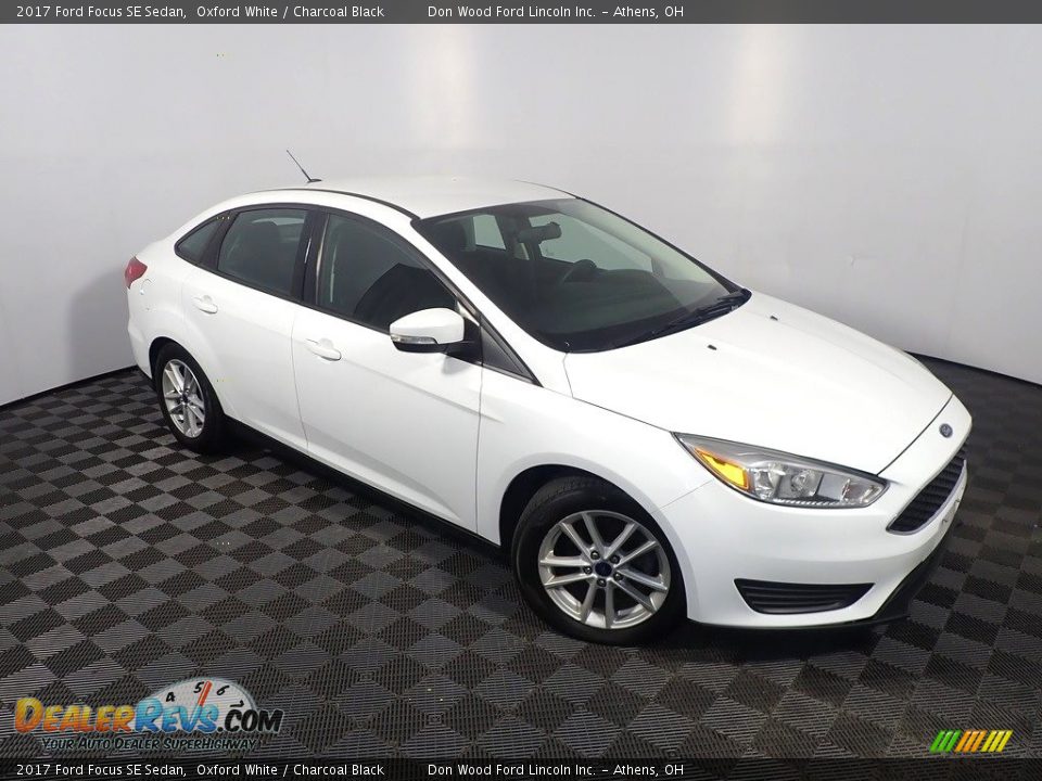2017 Ford Focus SE Sedan Oxford White / Charcoal Black Photo #3