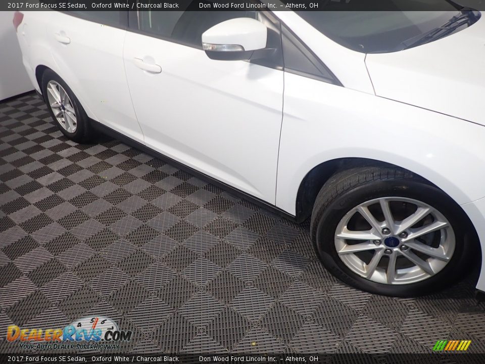 2017 Ford Focus SE Sedan Oxford White / Charcoal Black Photo #4