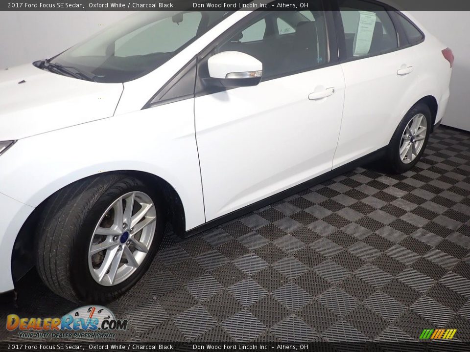 2017 Ford Focus SE Sedan Oxford White / Charcoal Black Photo #10
